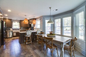Fridge, microwave, oven, stovetop - Heart of Bluffton Townhouse - Walk Everywhere! Exceptional Stay!  (Bluffton)