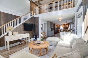 Smart TV - Heart of Bluffton Townhouse - Walk Everywhere! Exceptional Stay!  (Bluffton)