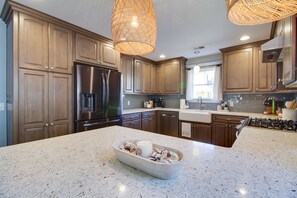 Fridge, microwave, oven, stovetop - Heart of Bluffton Townhouse - Walk Everywhere! Exceptional Stay!  (Bluffton)
