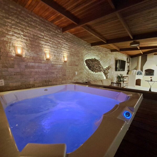 Indoor spa tub - Solar das Andorinhas Perto do Centro, com 3 Quartos, Hidro e Piscina (Caborê Paraty)