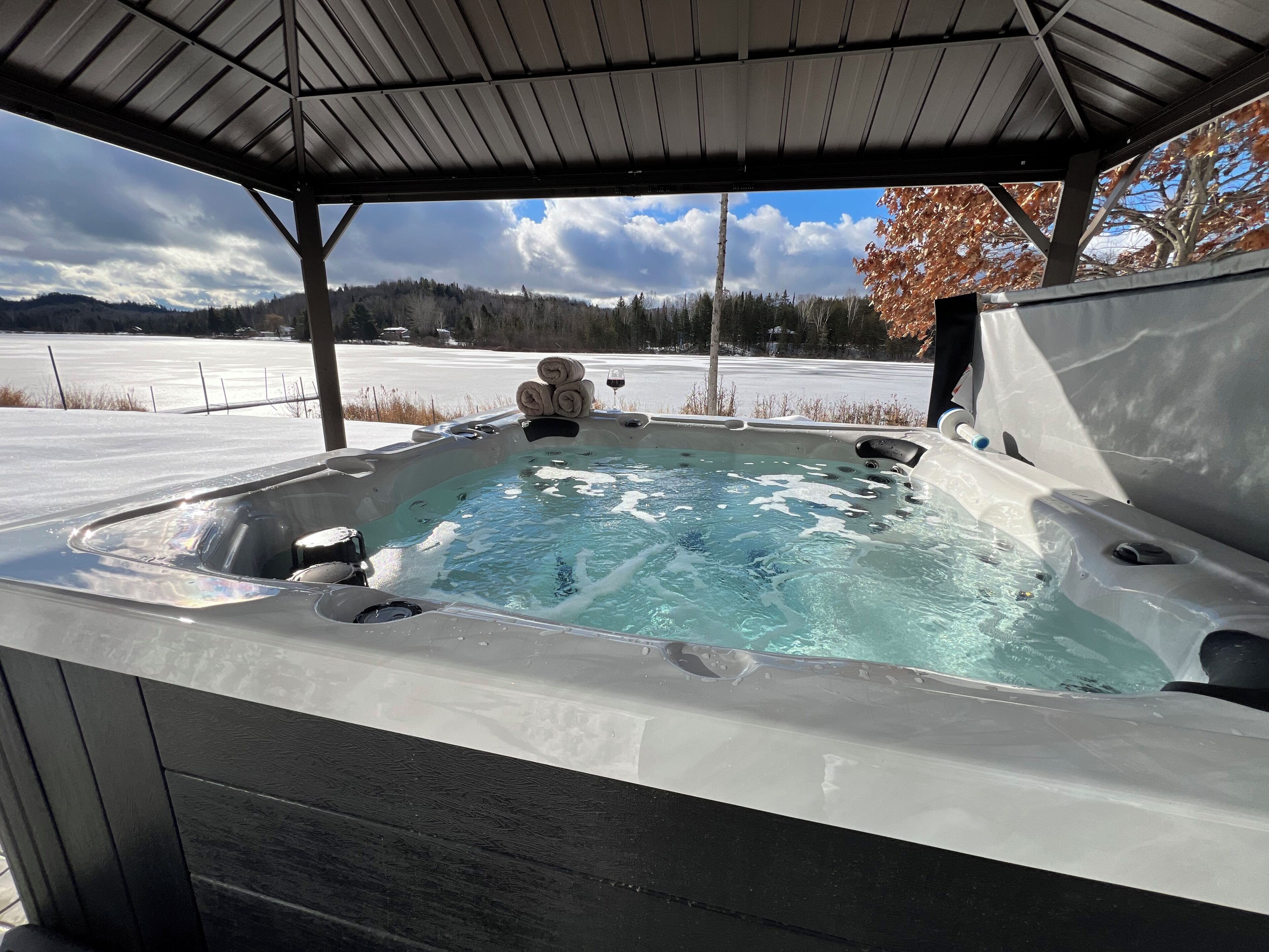 Outdoor spa tub