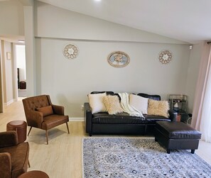 Smart TV, books - Located close to shops & restaurants, near the Corning Optical Comm Building (Charlotte)