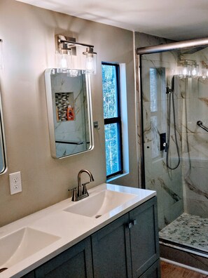 Douche, séchoir à cheveux, serviettes fournies, savon