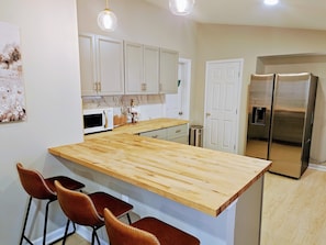 Fridge, microwave, oven, stovetop - Located close to shops & restaurants, near the Corning Optical Comm Building (Charlotte)