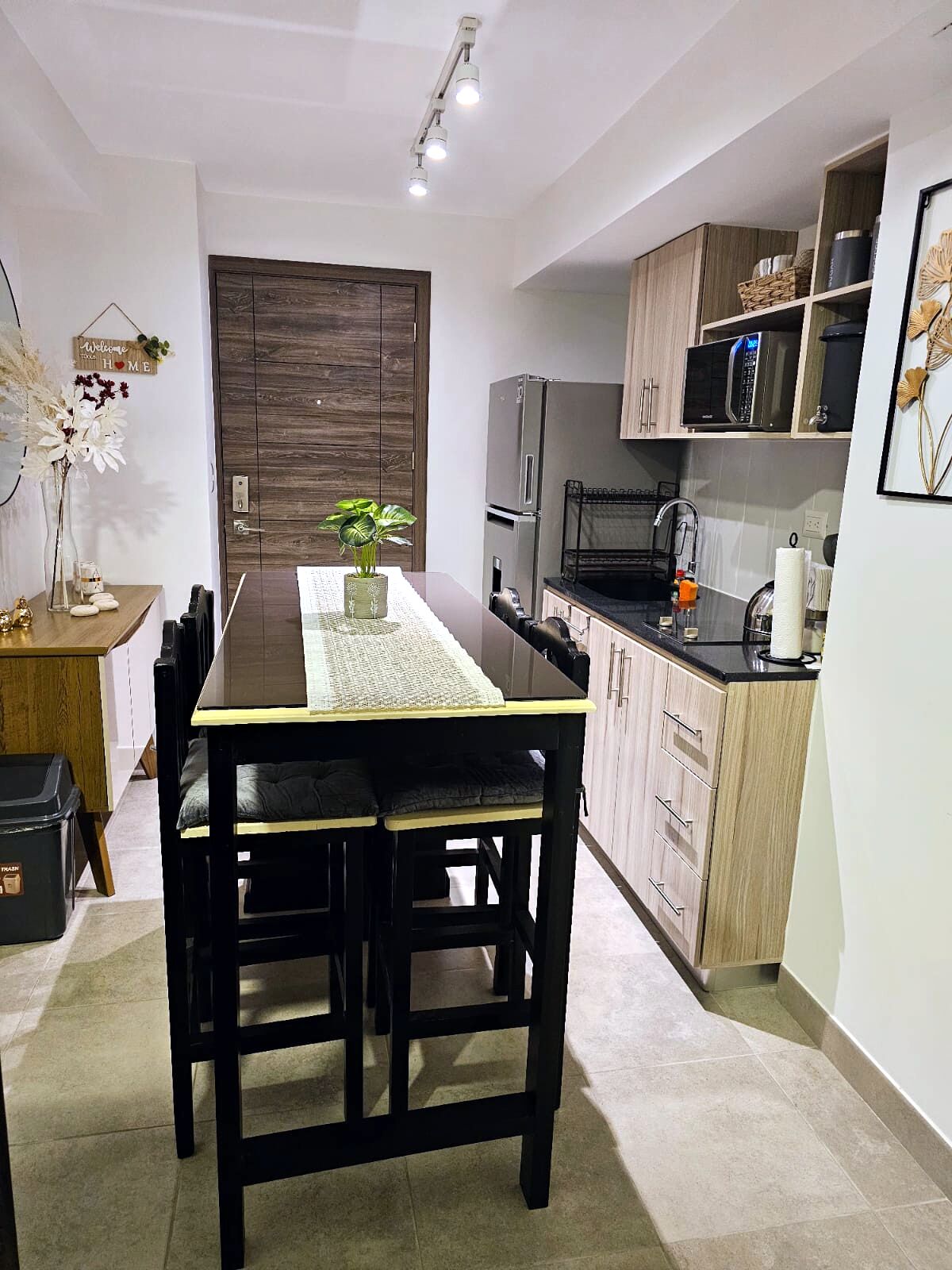 Réfrigérateur, micro-ondes, plaque de cuisson, cafetière/bouilloire