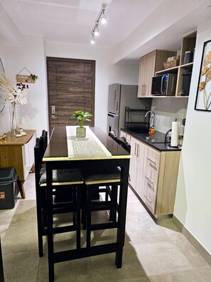 Een koelkast, een magnetron, een kookplaat