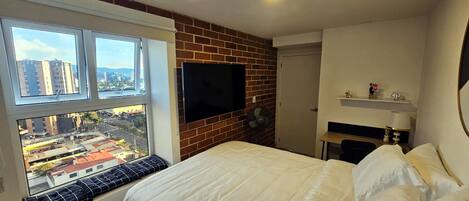 1 slaapkamer, een bureau, een strijkplank/strijkijzer, gratis wifi