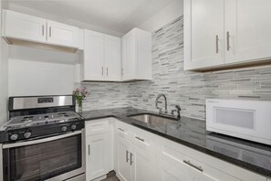 Micro-ondes, four, plaque de cuisson