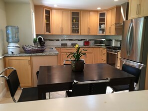 Geladeira, micro-ondas, fogão, cooktop