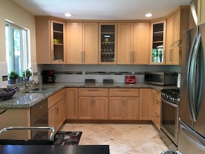 冷蔵庫、電子レンジ、オーブン、コンロ