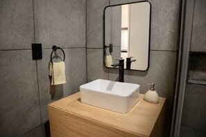 مناشف، صابون، ورق حمّام