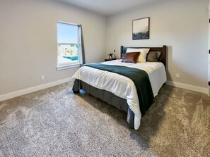 5 Schlafzimmer, Schreibtisch, Bügeleisen/Bügelbrett, Reisekinderbett