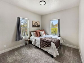 5 habitaciones, escritorio y tabla de planchar con plancha 