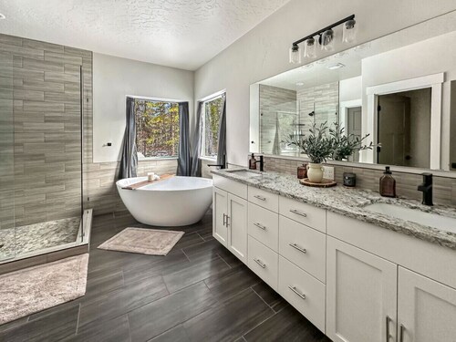 Modern Mountain Retreat with Hot Tub