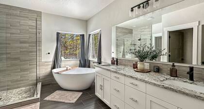 Modern Mountain Retreat with Hot Tub