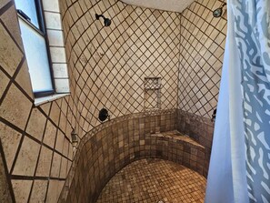 Dusche, Haartrockner, Handtücher, Seife