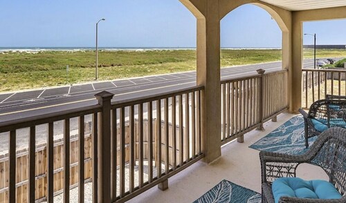 Stunning 4 BR, 3.5B with amazing beach view,  4 minute walk to the beach!