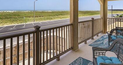 Stunning 4 BR, 3.5B with amazing beach view, 4 minute walk to the beach!