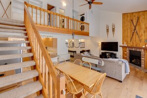 TV, fireplace - Shuttle to Loon, Hot Tub & Pool! (Lincoln)