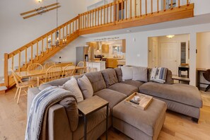 TV, fireplace - Shuttle to Loon, Hot Tub & Pool! (Lincoln)