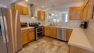 雪櫃、微波爐、焗爐、爐具