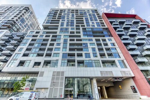 Beautiful 2 bedroom + 2 bathroom In A Prime Downtown Location