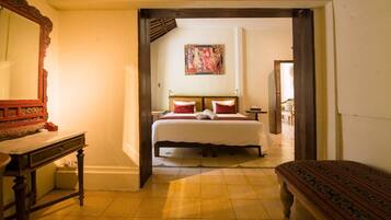 Family Cottage | 1 bedroom, in-room safe, desk, laptop workspace