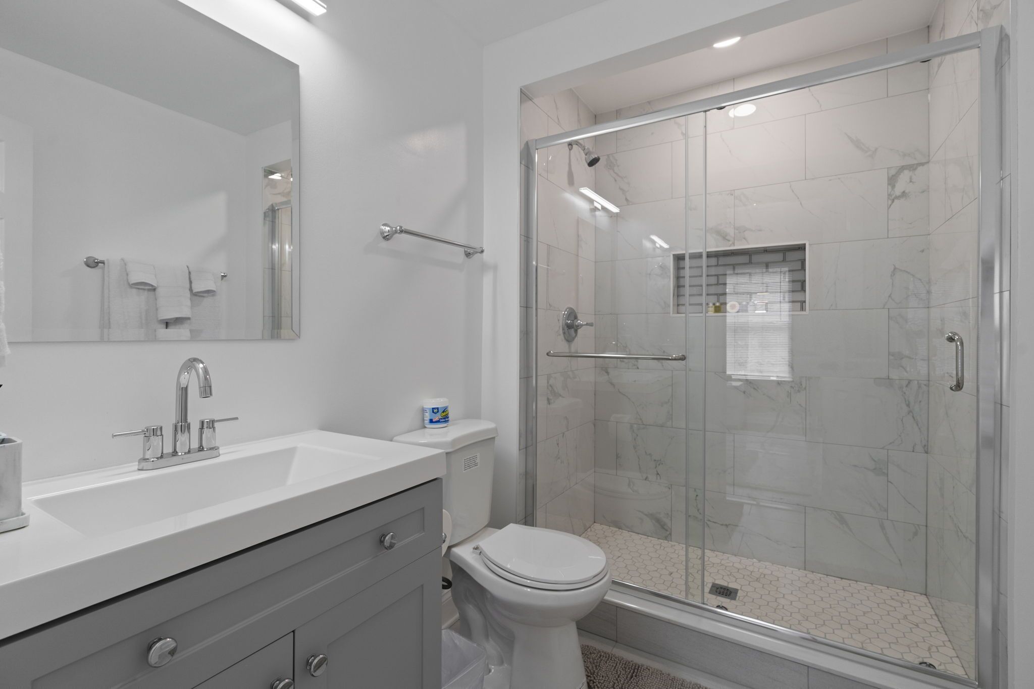 Douche, sèche-cheveux, serviettes fournies, savon