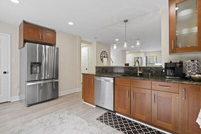 Modern & Bright TH • Near Dulles Airport •  Free Parking