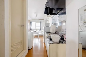 203 | Cozinha privada | Geladeira, micro-ondas, cooktop, panela elétrica de arroz