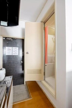 203 | Bathroom | Hair dryer, towels, soap, shampoo - MAISON Shin-Nakano (Tokyo)
