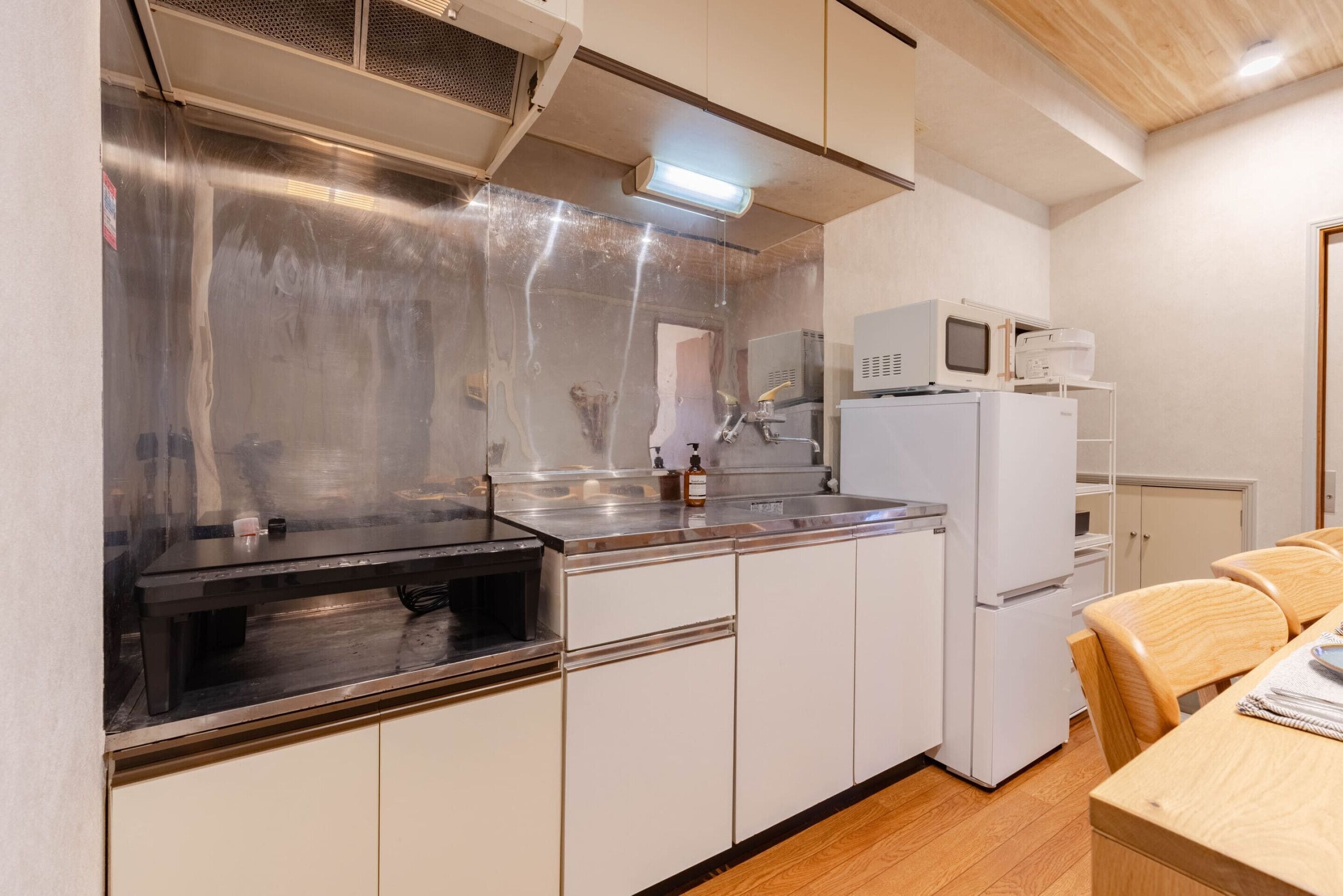 Eenvoudig appartement | Privékeuken | Een koelkast, een microgolfoven, een kookplaat, een rijstkoker