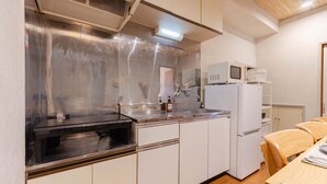 101 | Private kitchen | Fridge, microwave, stovetop, rice cooker - MAISON Shin-Nakano (Tokyo)