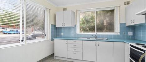 Fridge, oven, stovetop, electric kettle