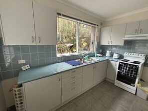 Fridge, oven, stovetop, electric kettle - Entry-level, Spacious Oasis (Randwick)