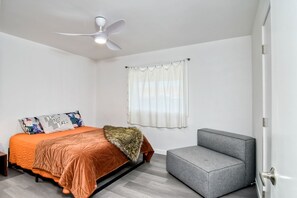 2 bedrooms, iron/ironing board, free WiFi, bed sheets - Becons Beach Surf house  (Encinitas)