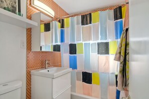 Shower, hair dryer, towels, soap - Becons Beach Surf house  (Encinitas)