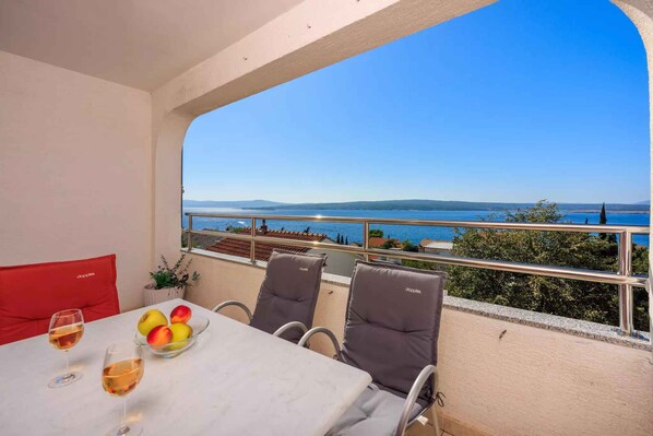 Outdoor dining - Holiday apartment with a nice balcony (Dramalj)