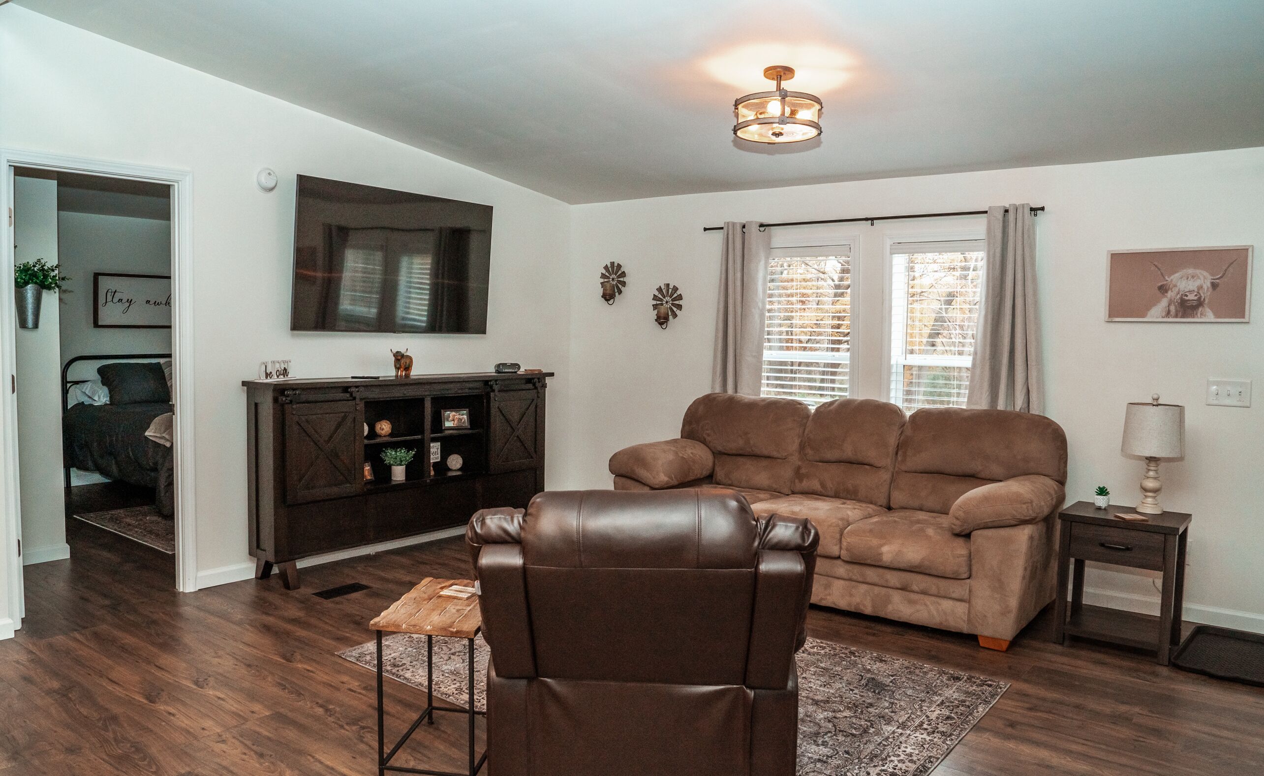 Smart TV, fireplace, books, stereo