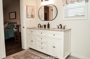 3 bedrooms, in-room safe, desk, iron/ironing board