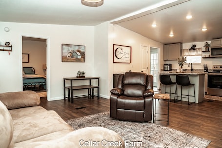 Smart TV, fireplace, books, stereo. Cellar Creek Guest House
5 Minutes from The Zoo