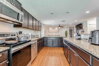 Cozy, KING BED, Outdoor Movie Theater, Fire Pit