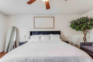 3 bedrooms, iron/ironing board, WiFi, bed sheets - Cozy, KING BED, Outdoor Movie Theater, Fire Pit (Plano)