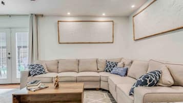 Een smart-tv en een open haard