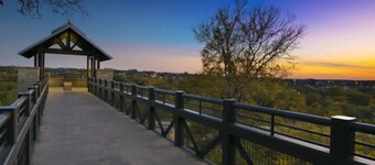 Cozy, KING BED, Outdoor Movie Theater, Fire Pit