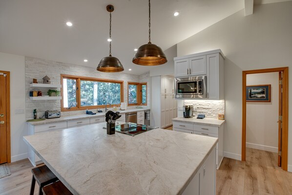 Kühlschrank, Mikrowelle, Herdplatte, Geschirrspüler