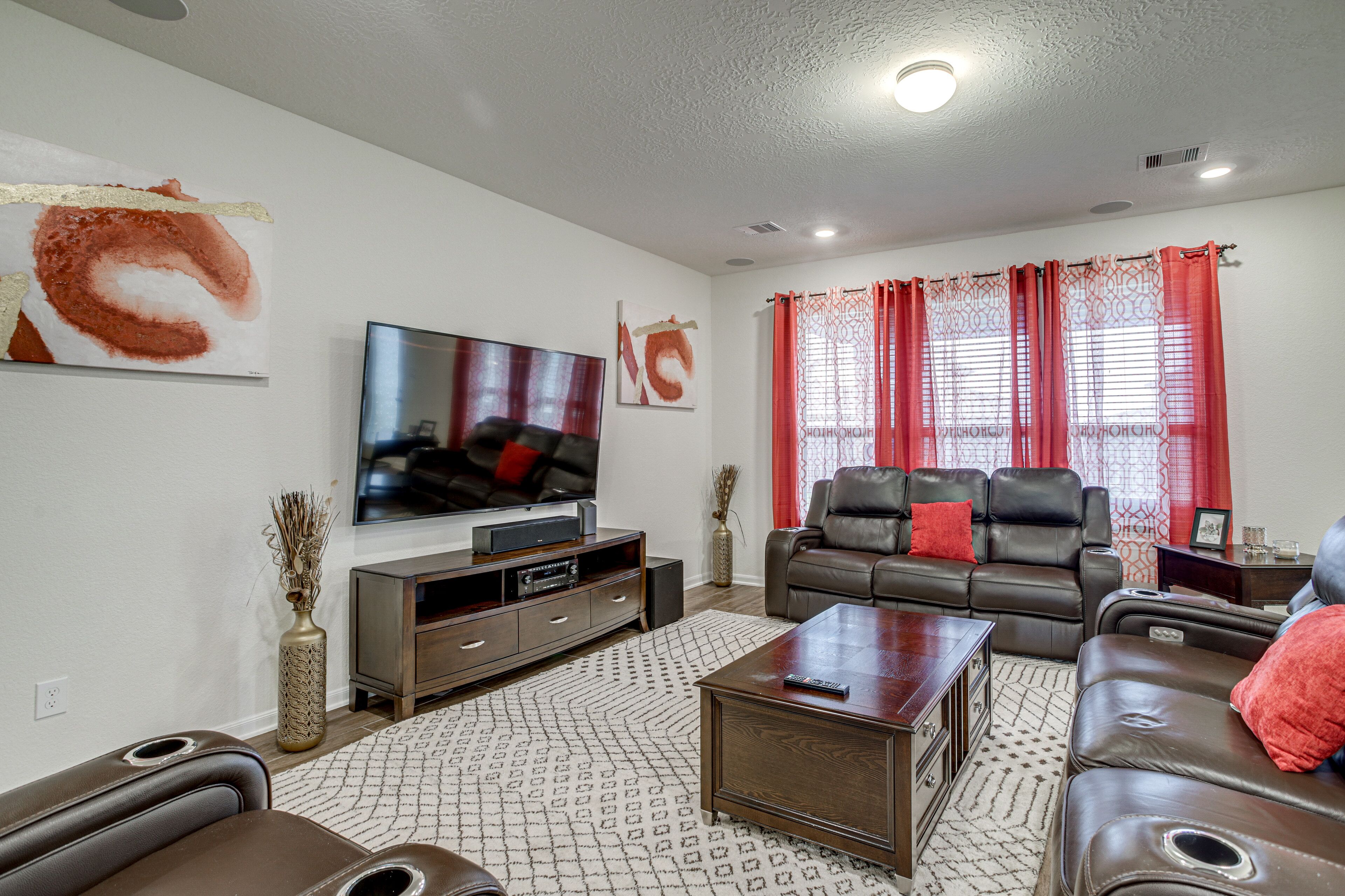 Lovely Richmond Home w/ Outdoor Kitchen & Grill!