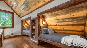 4 عدّة غرف نوم وواي فاي وملاءات أسرّة