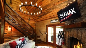 Fernseher, Kamin, Tischtennisplatte, Bücher