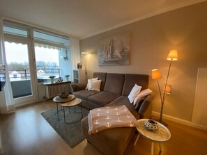 Een televisie, een tafeltennistafel en een stereo